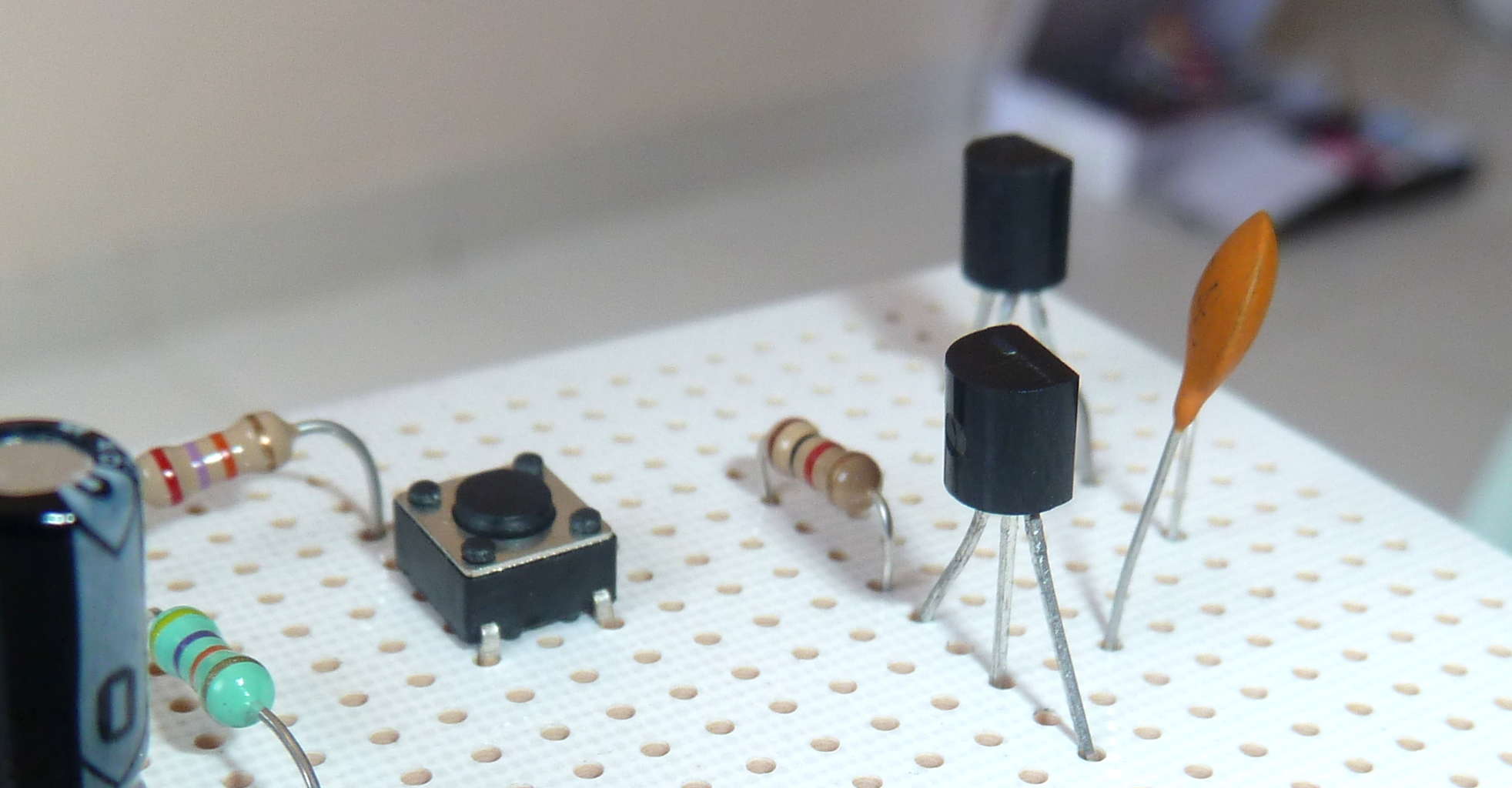 ¿Cómo funcionan los transistores?